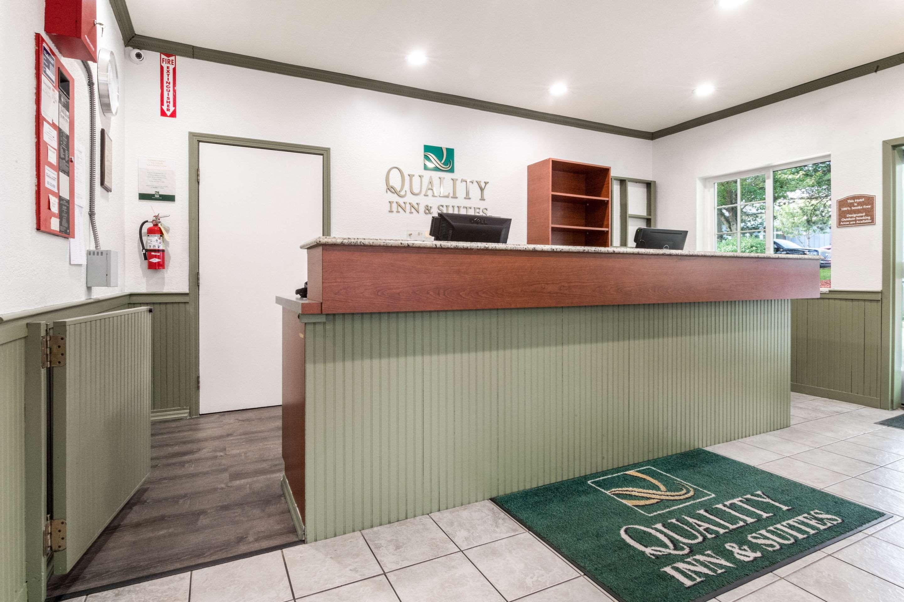 Quality Inn & Suites Bainbridge Island Exterior photo