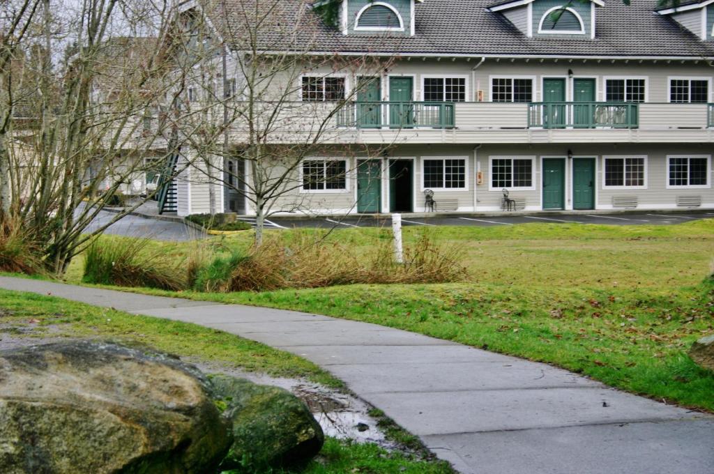 Quality Inn & Suites Bainbridge Island Exterior photo